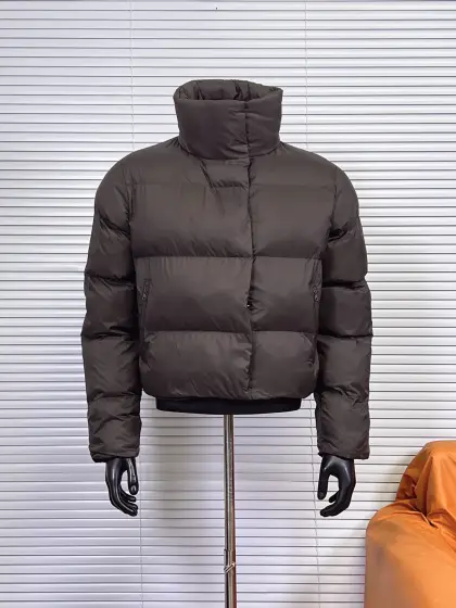 工厂 ALO YOGA /W4380R纯色短款高领羽绒服 温暖防风,内里填充高蓬松度80%白鸭绒.适合在冬季里暖和的天气或春秋季较寒冷的夜晚穿着.可打包装入内侧拉链口袋,便于收纳.衣领和下摆设计有内侧抽绳,可随心调节松紧,挡风保暖.背面下摆较长,可以扩大覆盖面和增强保护力.双向拉链下面设计有防风雨门襟,防风保暖.从底部拉开拉链,可以增加活动幅度或提高透气性 颜色:咖啡色,象牙白,黑色,烤杏仁,海蓝色